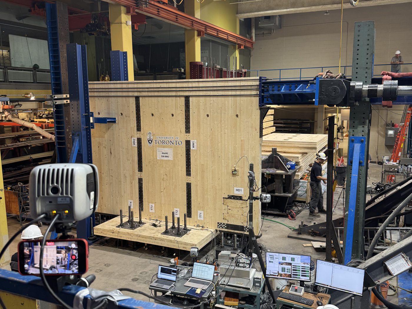 Instrumented wall with the DIC camera and data acquisition station