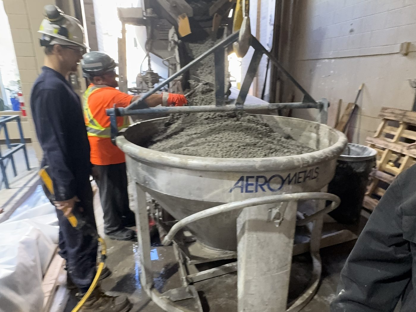 Bucket charge arriving at the formwork
